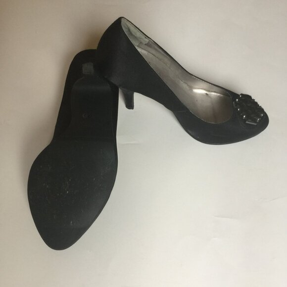 B2- BLACK SATIN PUMPS WITH JEWELED APPLIQUE ON TOE - Picture 3 of 3